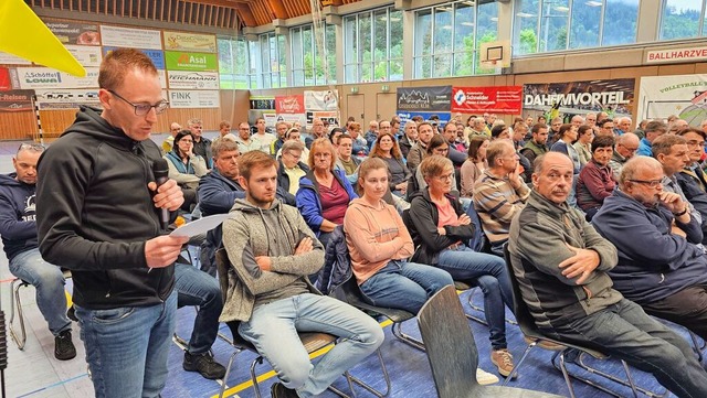 Mehr als 100 Brger kamen zur Gemeinde...ne Stunde lang wurden Fragen gestellt.  | Foto: Gerald Nill