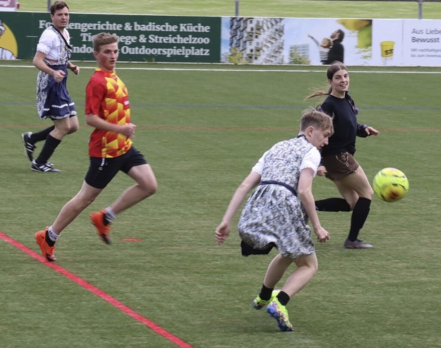 Beim Grmpelturnier in Grafenhausen  w...eise auch kostmiert Fuball gespielt.  | Foto: Dorothe Kuhlmann