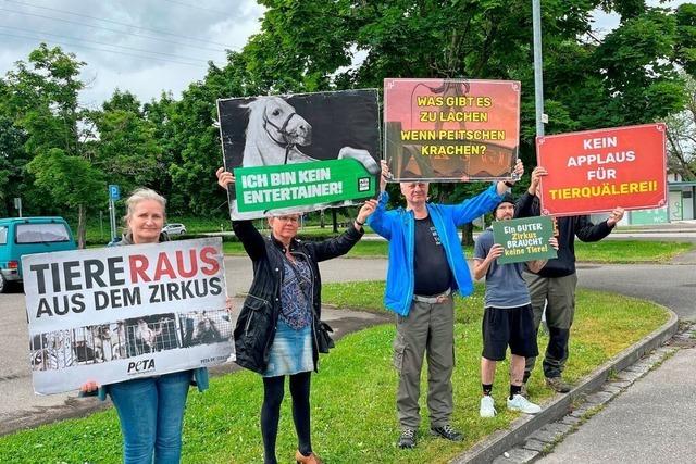 Tierschutz-Protest vor dem Zirkus Mulan in Weil am Rhein: 