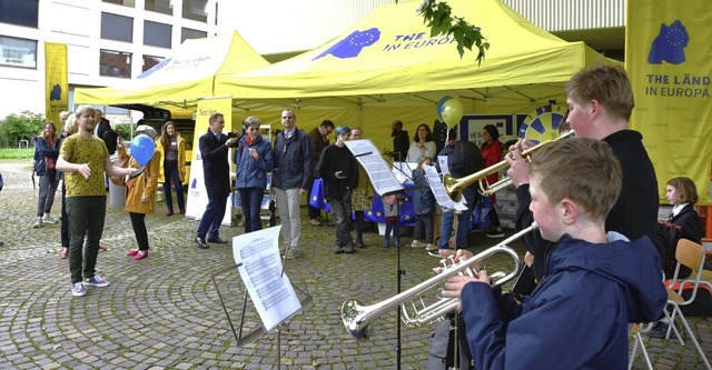 Ein kleines Blser- und Akkordeonensem...er Europahymne beim Gesangs-Flashmob.   | Foto: Barbara Ruda