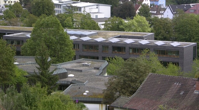 Die Justus-Liebig-Schule (Mitte) in Waldshut hat Solarzellen auf dem Dach.  | Foto: Huber, Heinz J.