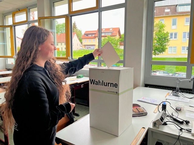 Die Schlerin Marisa Schulze wirft ihr...220; in die Wahlurne im Klassenzimmer.  | Foto: Lina Boegel