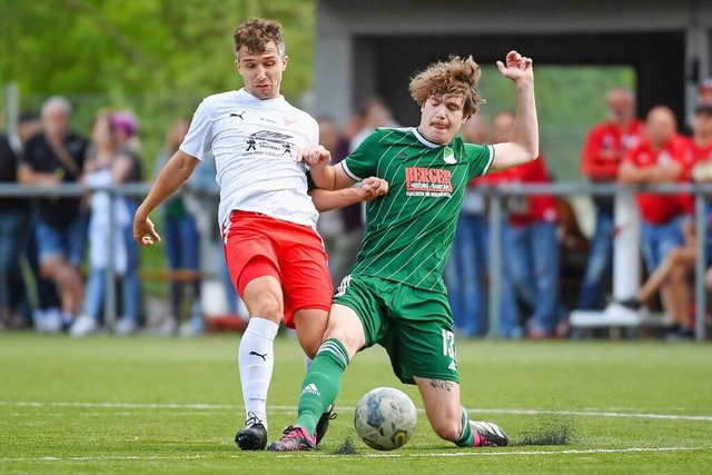 Niclas Boos vom FC Hausen (rechts) ero...Tobias Wagner (TuS Kleines Wiesental).  | Foto: Gerd Grndl