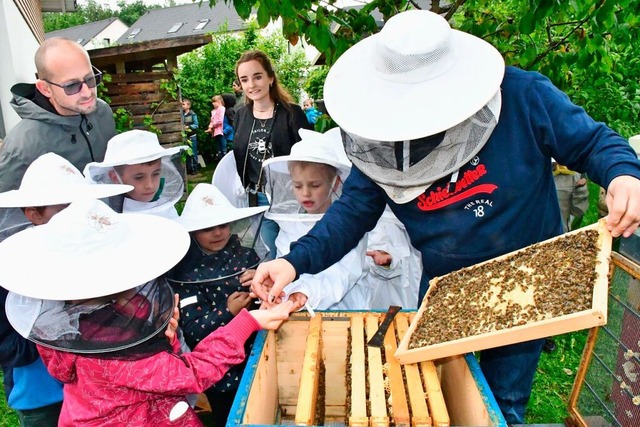 Imker Bastian Engel erklrt den Kinder...ienenklasse&#8220; seine Bienenstcke.  | Foto: Heinz und Monika Vollmar