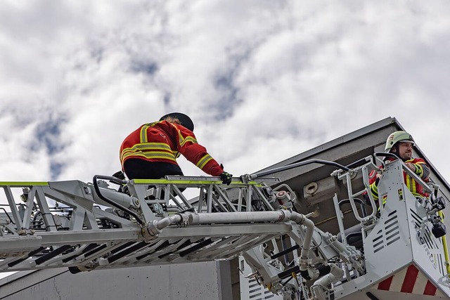 Mit der Drehleiter knnen Feuerwehrleu...l der Flle aus Obergeschossen retten.  | Foto: Hubert Gemmert