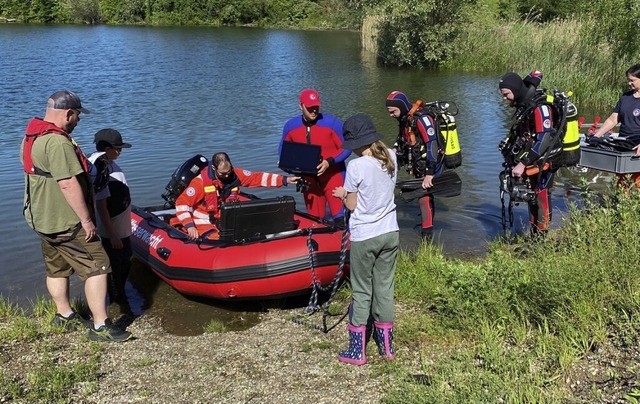 Taucher der Wasserwacht Ettenheim und ... bereiten sich fr ihren Einsatz vor.   | Foto: Bertold Obergfll