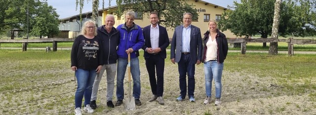 Vertreter von Reitclub und Verwaltung ...Uhrich, Jochen Strosack, Mareike Jobst  | Foto: Verein