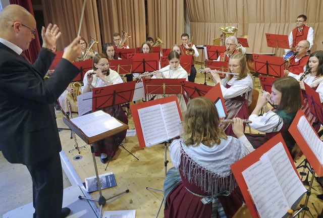 Die Trachtenkapelle Drlinbach erffne...Leitung von Maik Bartkowiak den Abend.  | Foto: Axel Dach