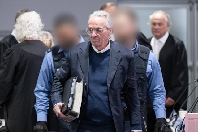 Prozess gegen die Reu-Gruppe in Frankfurt: Militrischer Gru zum Auftakt