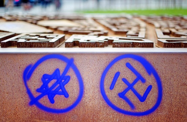 Berlin: Ein Hakenkreuz und ein durchge...n sind an einer Gedenksttte zu sehen.  | Foto: Daniel Reinhardt (dpa)