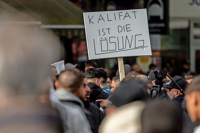 Islamistische Parole auf einer Demonstration Ende April in Hamburg  | Foto: Axel Heimken (dpa)
