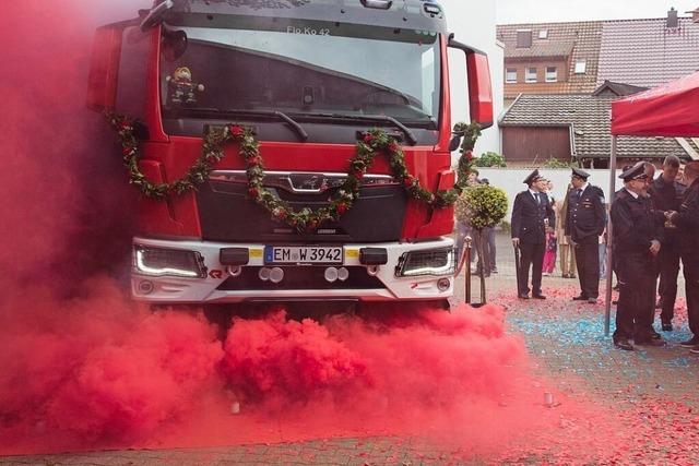 Waldkircher segnen das neue Feuerwehrfahrzeug