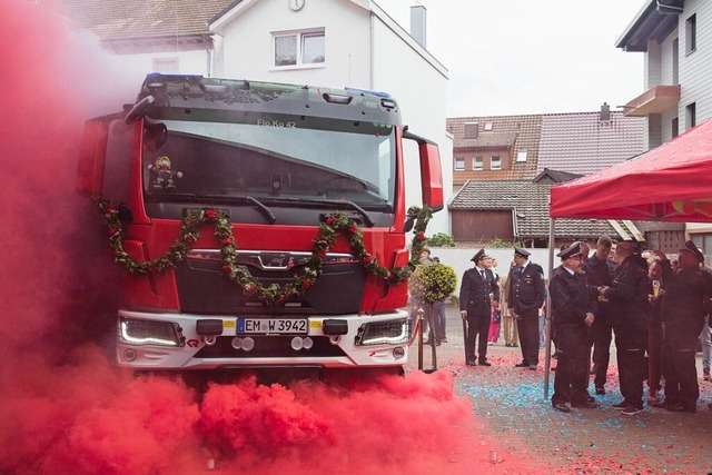 Mit Konfetti und Rauchbomben wurde das neue Fahrzeug in Szene gesetzt.  | Foto: Gabriele Zahn