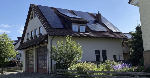 Auch das Dach der Schallbacher  Feuerwehr ziert  eine Photovoltaikanlage.  | Foto: Andrea-Maria Habeck