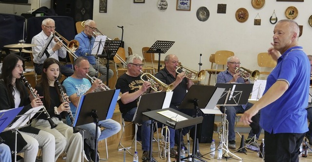 Die Fidelen Dorf-Musikanten bei der Probe unter Leitung von Wilfried Rsch   | Foto: Michael Gottstein