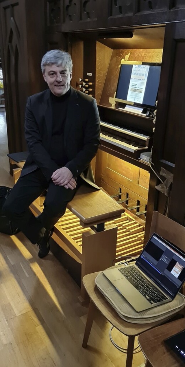 Orgelprofessor Thierry Melcher spielte die Musik zum Film.  | Foto: Ilona Hge