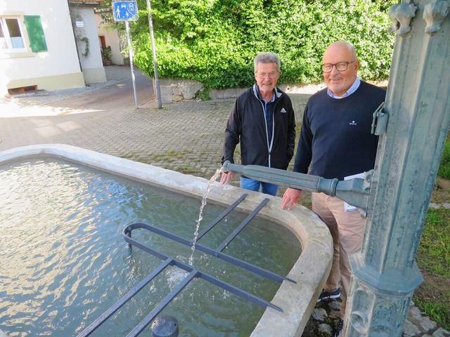 Marno le Moult (rechts) und Klaus Diet...Fridolingasse, der frisch saniert ist.  | Foto: Peter Gerigk