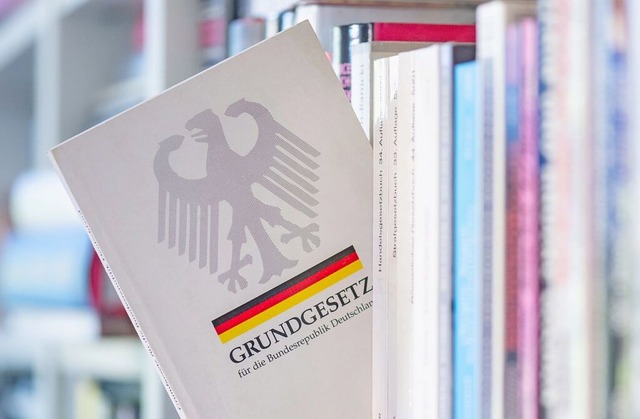 Das Grundgesetz der Bundesrepublik fei...ag. Es wurde am 23. Mai 1949 erlassen.  | Foto: Hendrik Schmidt (dpa)