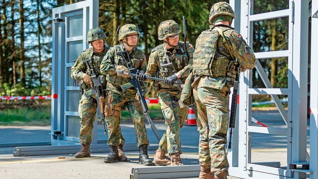 Reservisten der Bundeswehr ben den Sc..., um im Ernstfall vorbereitet zu sein.  | Foto: Reservistenverband KGrp Baden-SW