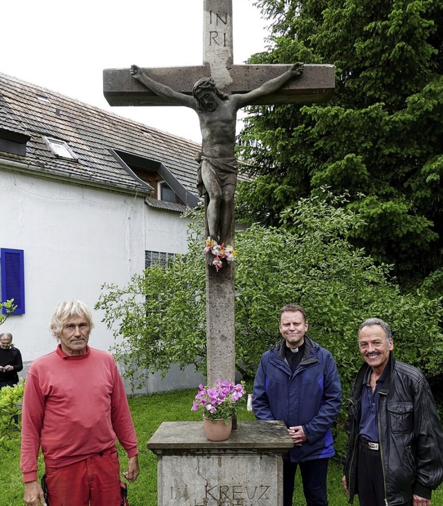 Anderas Schidlitz, Pfarrer Christian H...latz wieder errichteten Konzilskreuz.   | Foto: Manfred Frietsch