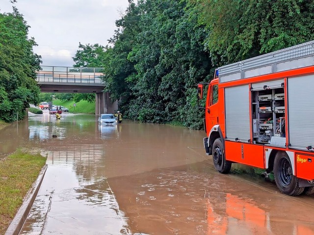 Starkregen setzte im Juni 2021 die Unt... Wasser &#8211; Autos blieben stecken.  | Foto: Feuerwehr Bad Krozingen