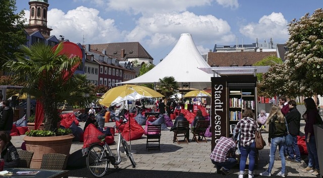 Der Offenburger Marktplatz wird zum gemtlichen Freiluftlesezimmer.  | Foto: Helmut Seller