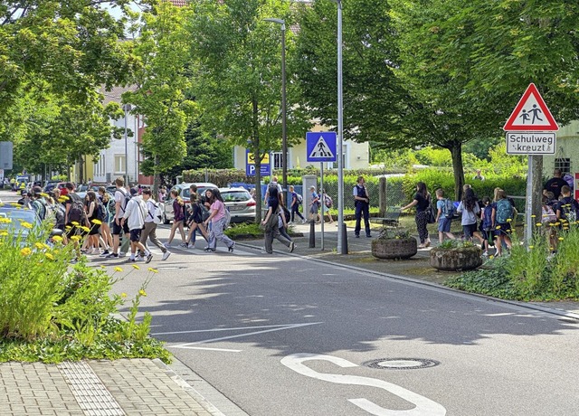 Foto vom 19. Juni 2023, als die Realsc...s Drohschreibens evakuiert worden war.  | Foto: Einsatz-Report24