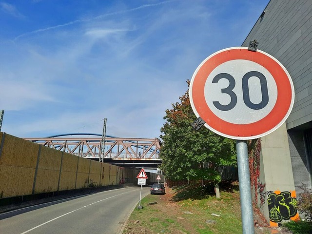 Auf  der B3 bei der Dreilndergalerie ...g nicht schneller als Tempo 30 fahren.  | Foto: Hannes Lauber