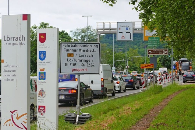 Zu  Stozeiten staut sich der Verkehr wegen der Sperrung der Wiesebrcke.  | Foto: Katja Saake