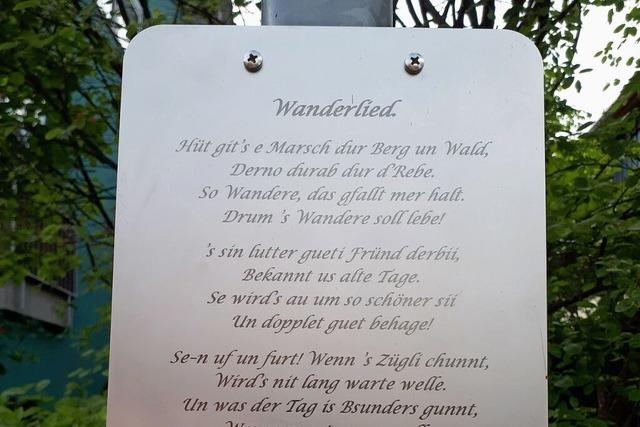 In einem Ortsteil von Emmendingen hngen alemannische Gedichte an Straenlaternen – wieso?