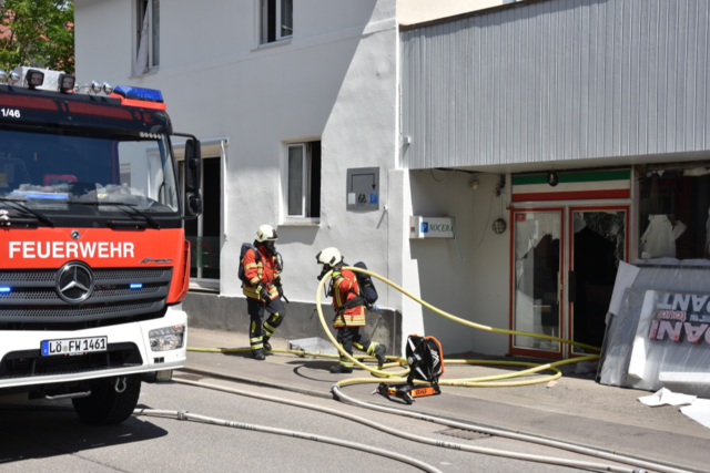 Feuerwehr lscht Brand bei ehemaligem italienischen Supermarkt in Lrrach
