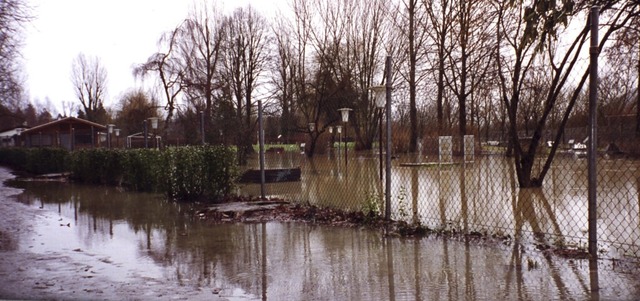 Auch die Anlage der Minigolffreunde Wa...hwasser im Mai 1999 stark berflutet.   | Foto:  Karl-Heinz Gerwert