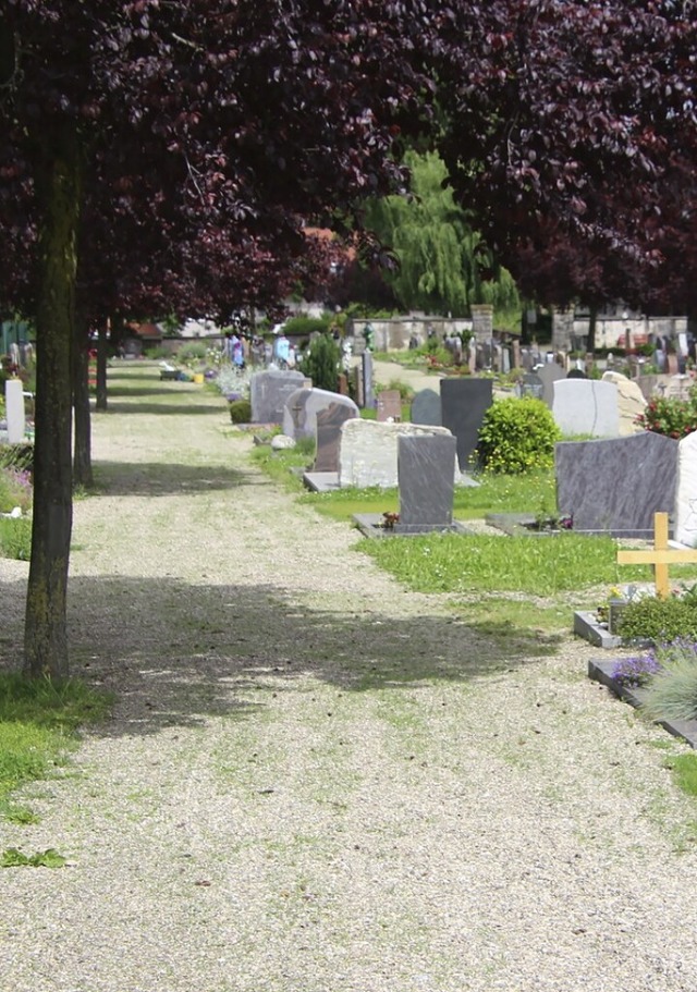 Die Hauptwege auf dem Eichstetter Friedhof sollen befestigt werden.  | Foto: Horst David