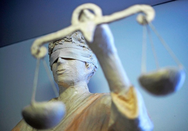 Mildes Urteil der Justitia: Mann der K...chte, bekommt Haftstrafe auf Bewhrung  | Foto: Peter Steffen, dpa