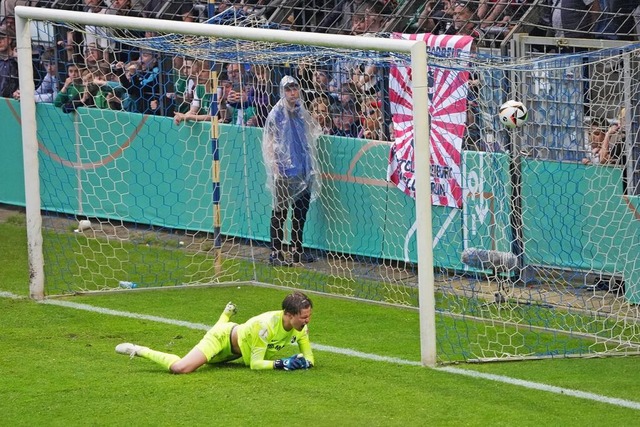 Das Bild zum Spiel: Der starke SC-Keep... in der Verlngerung nicht verhindern.  | Foto: IMAGO/Marc Schueler