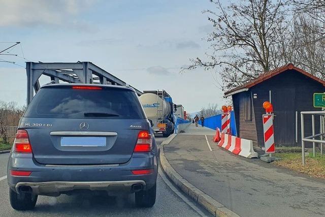 Verkehrschaos auf Grenzbrcke zwischen Neuenburg und Chalamp knnte noch Wochen dauern