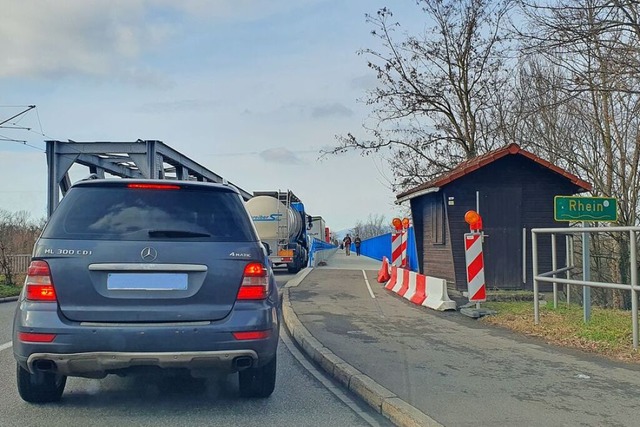 Derzeit alltglich: Stehende Autos und...cke zwischen Neuenburg und  Chalamp.  | Foto: Hannes Selz