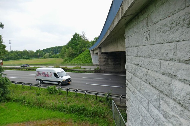 Wenn das dritte und vierte Gleis gebau...ch die Steine mit der Aufschrift 1992.  | Foto: Philipp Peters