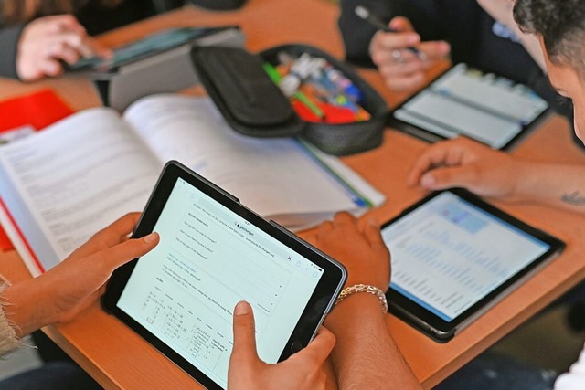 Tablets sind mittlerweile fester Besta...nnte nun auch KI zur Nachhilfe dienen?  | Foto: Uli Deck (dpa)