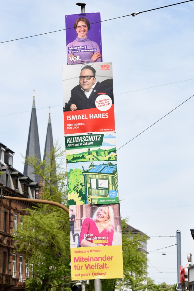 Mit bunten Plakaten werben die Parteien um Stimmen bei der Wahl.  | Foto: Rita Eggstein
