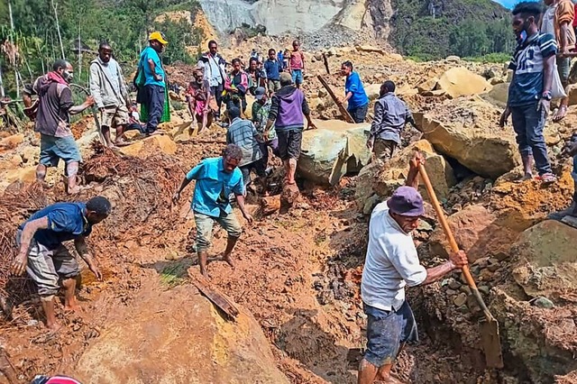 Dorfbewohner suchen nach einem Erdrutsch im Dorf Pogera nach Verschtteten.  | Foto: Mohamud Omer (dpa)