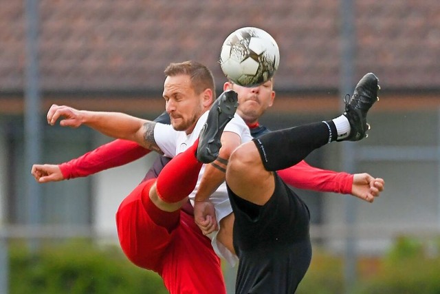 Es sieht fast so aus, als wren sie im...ger im artistischen Duell um den Ball.  | Foto: Gerd Grndl