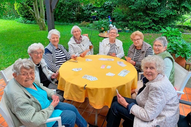 Acht Frauen aus Rust im Alter zwischen... kennen sich schon seit vielen Jahren.  | Foto: Bertold Obergfll