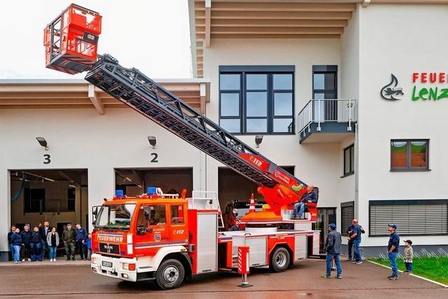 Lenzkircher Feuerwehr feiert die bergabe einer neuen Drehleiter