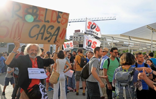 Einheimische bei einer Demonstration g...n Massentourismus in Palma de Mallorca  | Foto: Clara Margais (dpa)