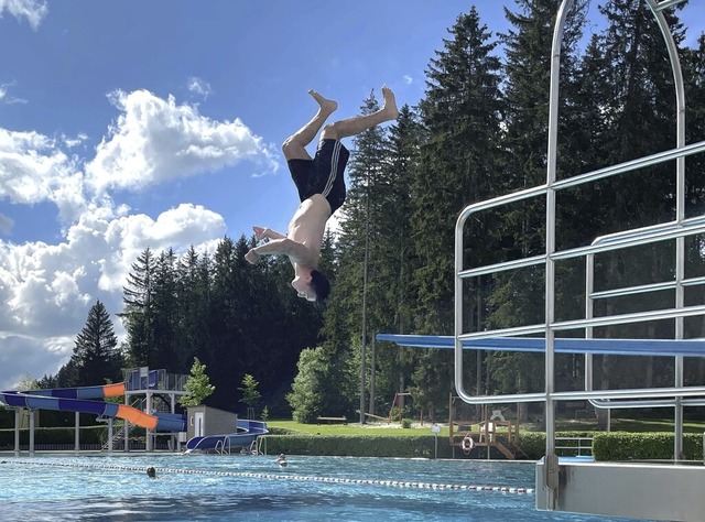 Sprung ins Wasser: Die Lffinger genieen die Erffnung des Waldbads.  | Foto: Philippe Thines