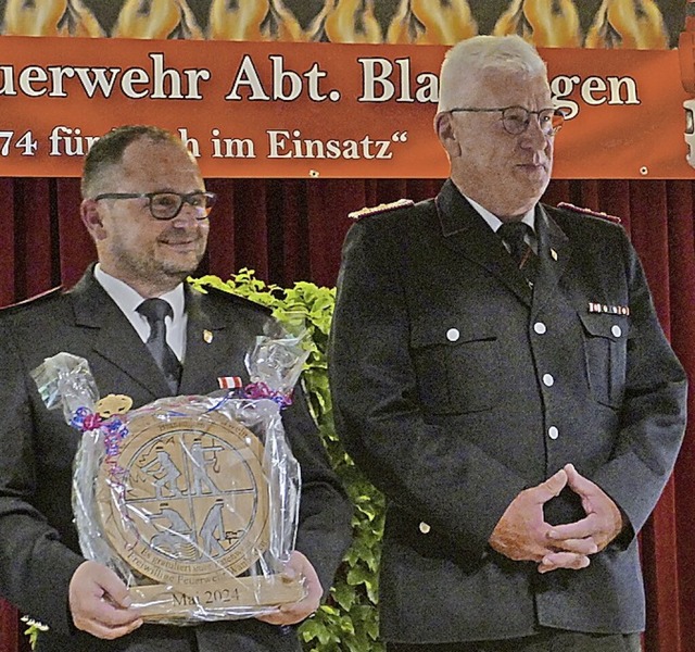 Kommandant Markus Geugelin freut sich ...astgeschenk, das Jrgen Bruns bergab.  | Foto: Ulrich Senf