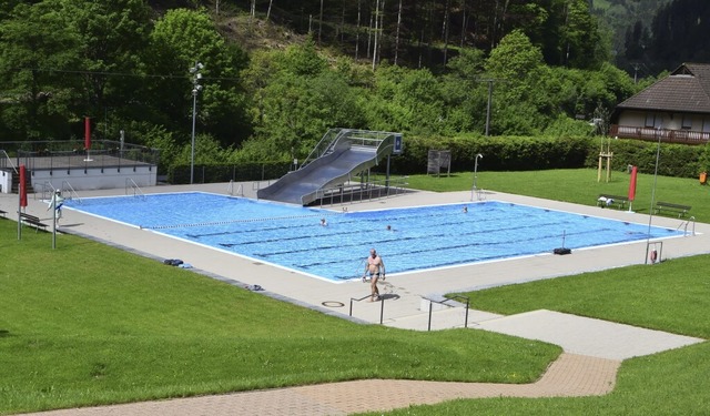 Bei angenehmen 22 Grad Wassertemperatu...sten Badegste am Samstag ihre Bahnen.  | Foto: Ulrike Jger