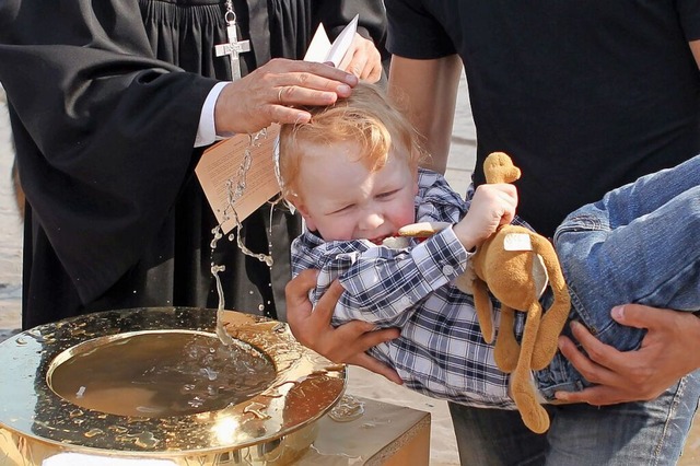 In Sachen Taufe will der Kirchenbezirk...hwelliges Angebot machen. (Symbolfoto)  | Foto: Malte Christians