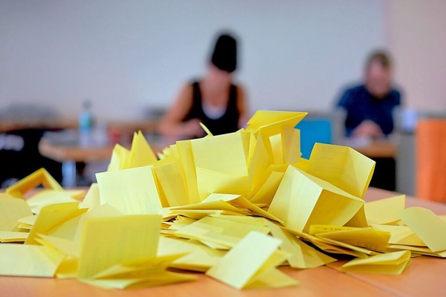 Die Stimmzettel fr die Auszhlung der... Wahllokal in der Stadthalle Arnstadt.  | Foto: Jacob Schrter (dpa)
